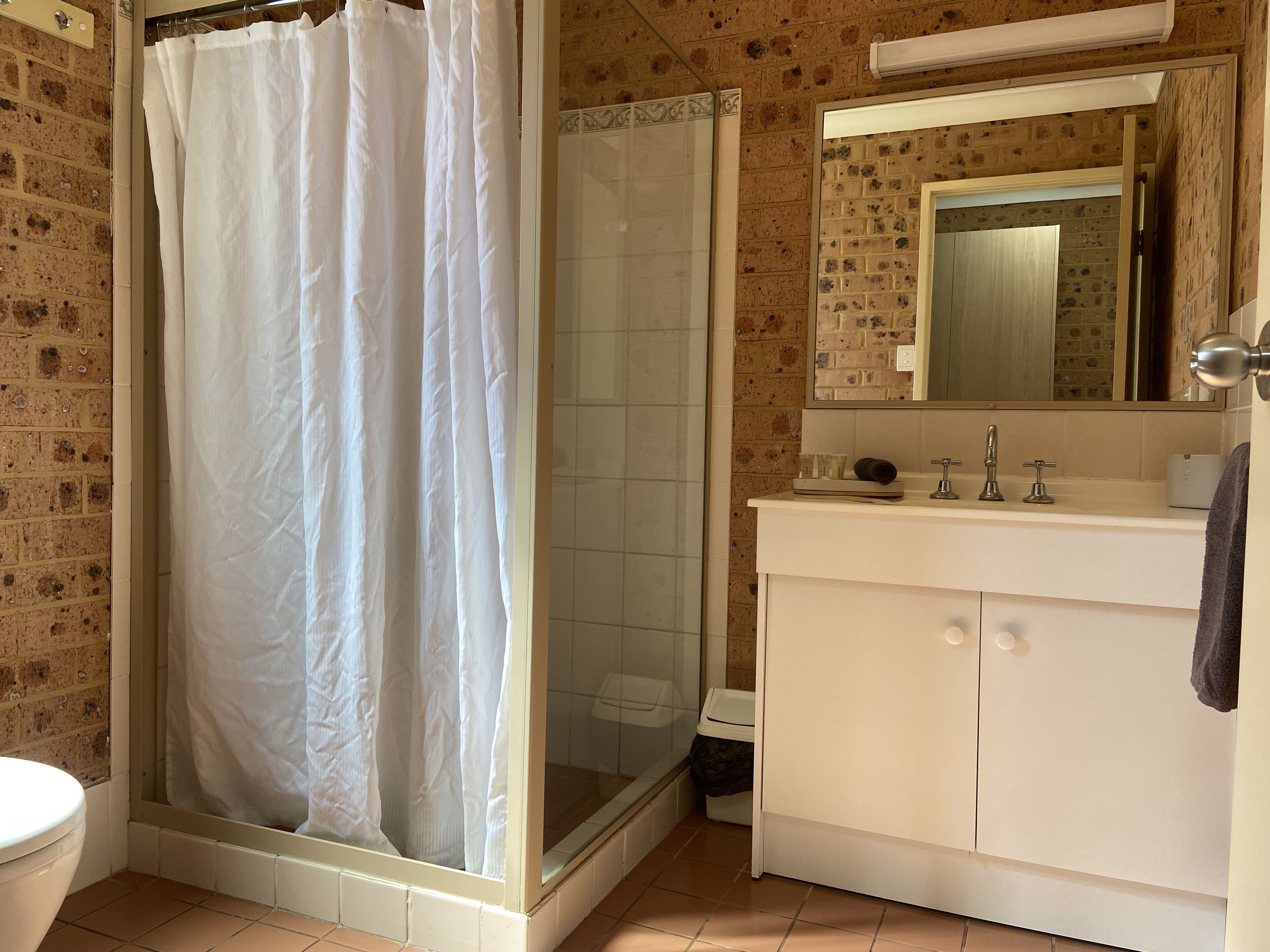 Chambre familiale | Salle de bain | Douche, séchoir à cheveux, serviettes fournies