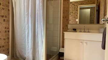 Chambre familiale | Salle de bain | Douche, séchoir à cheveux, serviettes fournies
