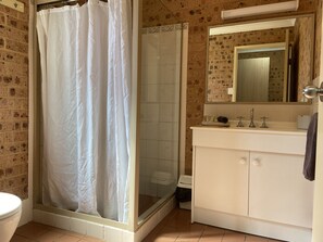 Family Room | Bathroom | Shower, hair dryer, towels - Aberdeen Motel (Aberdeen)