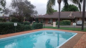 Una piscina al aire libre de temporada