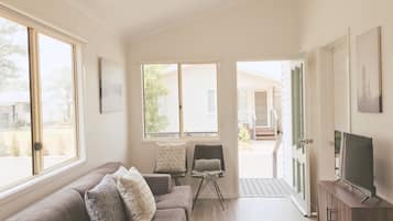 Renovated Hometown Cabin (Sleeps 4) | Living room