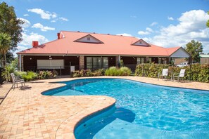 Outdoor pool - Nepean by Gateway Lifestyle Holiday Parks (Jamisontown)