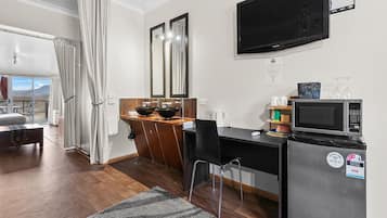Suíte estúdio luxo, banheira de hidromassagem, vista para o lago | Escrivaninha, Wi-Fi de cortesia, roupa de cama
