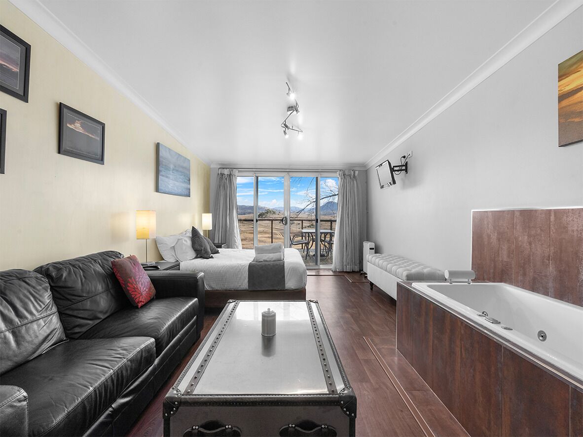 Deluxe Studio Suite, Jetted Tub, Lake View | Meja, Wi-fi percuma, cadar katil 