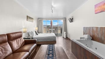 Deluxe Spa Suite Lake View Balcony | Desk, free WiFi, bed sheets