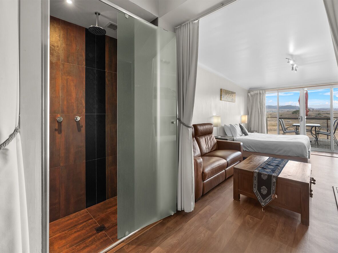 مكتب وواي فاي مجانًا وملاءات أسرّة