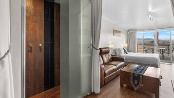 Deluxe Spa Suite Lake View Balcony | Desk, free WiFi, bed sheets