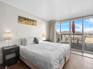 Escritorio, wifi gratis y ropa de cama 