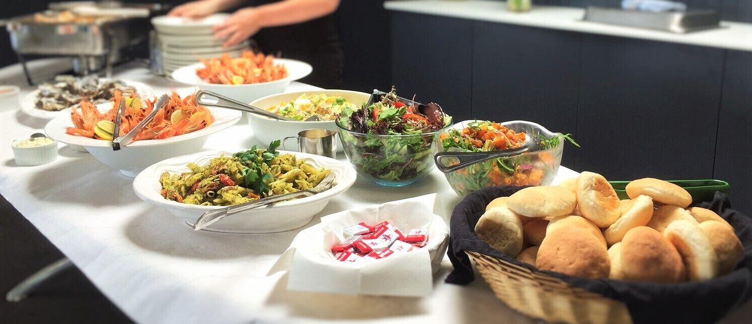 Un tavolo con buffet assortito di piatti e pane.