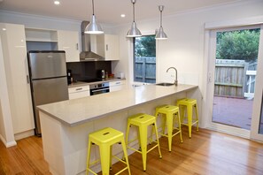 Großer Kühlschrank, Mikrowelle, Herdplatte