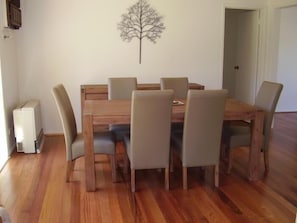 In-room dining - Yarra Glen Racecourse Apartments (Yarra Glen)