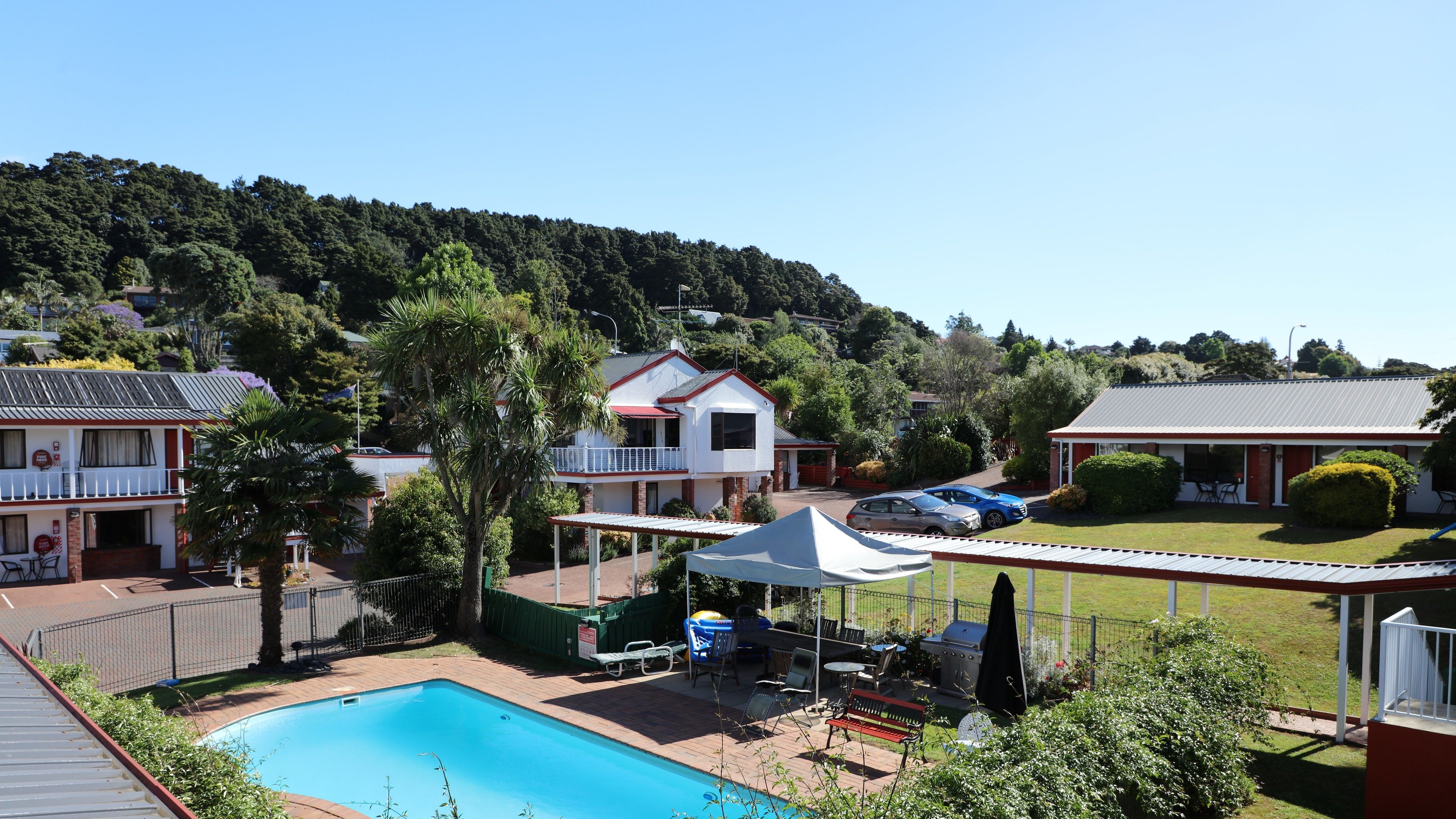 Piscine extérieure, parasols de plage, chaises longues