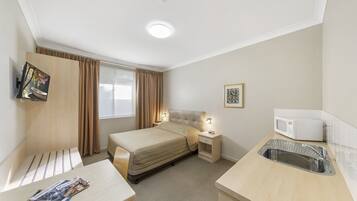 Standard Queen Room | Desk, laptop workspace, blackout curtains, iron/ironing board