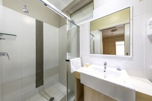 Standaard Twin kamer | Badkamer | Een douche, gratis toiletartikelen, een haardroger, handdoeken