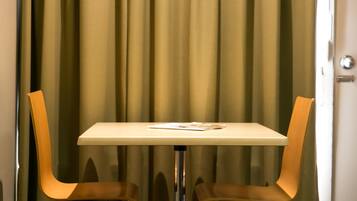 Budget Queen Room | In-room dining