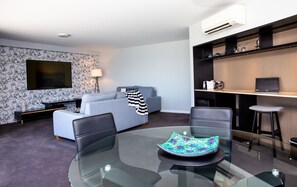 Executive Suite, Ocean View | Desk, iron/ironing board, free WiFi, bed sheets - The Esplanade (Batemans Bay)