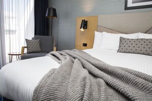 Quarto standard, para não fumantes, sacada (Clubside King) | Escrivaninha, ferros/tábuas de passar roupa, Wi-Fi de cortesia