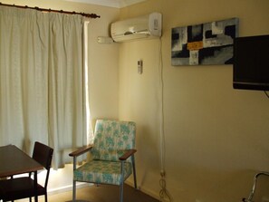 Flat-screen TV, DVD player - Anna Bella Motel (Glen Innes)