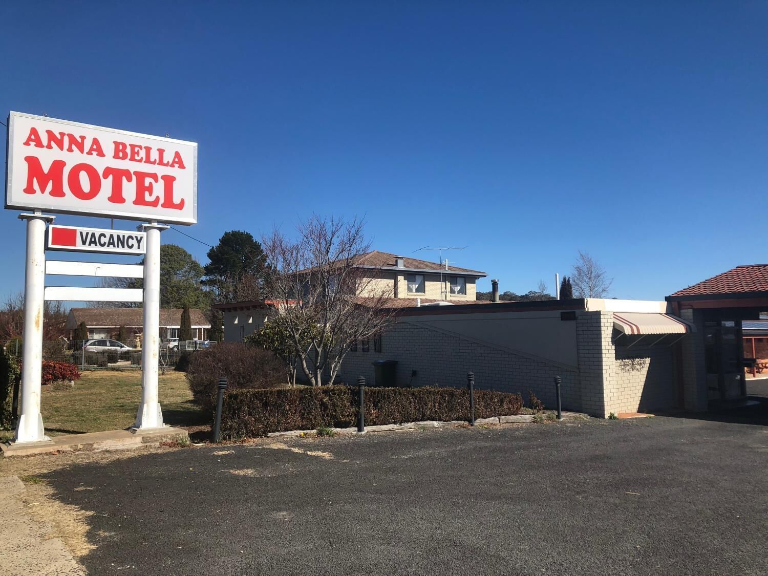 A motel sign with a vacancy notice.