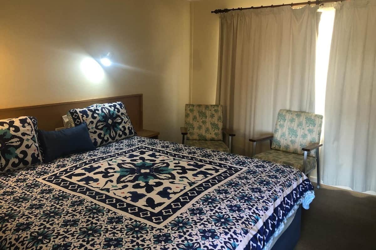Deluxe Suite, 1 Bedroom, Non Smoking, Refrigerator (Deluxe Pillow Top Kingbed) | Living area | Flat-screen TV, DVD player