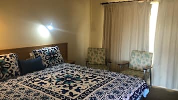 Deluxe Suite, 1 Bedroom, Non Smoking, Refrigerator (Deluxe Pillow Top Kingbed) | Living area | Flat-screen TV, DVD player