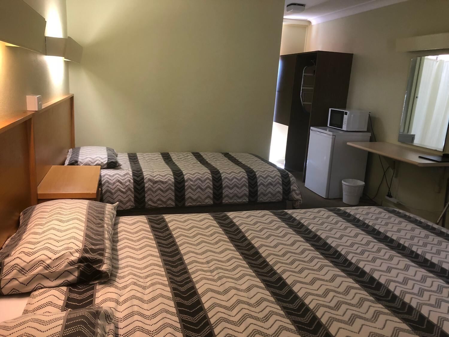 مكتب وستائر تعتيم ومكواة/لوح كي وواي فاي مجانًا