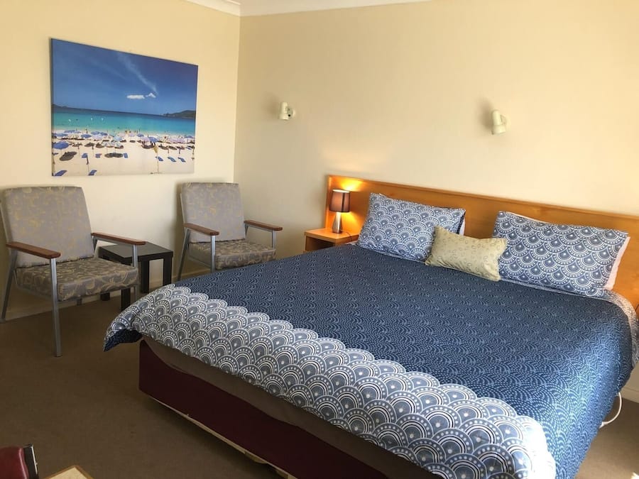 Skrivebord, mørklægningsgardiner, strygejern/strygebræt, gratis Wi-Fi