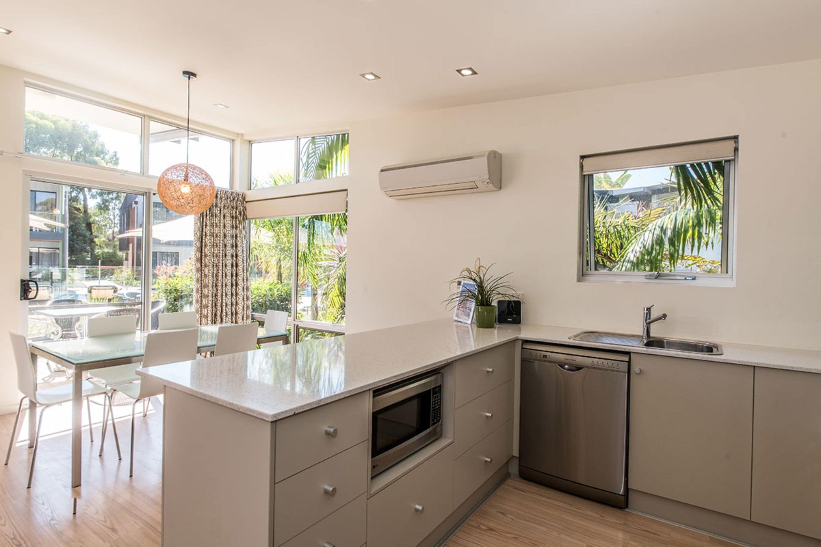 Appartement, 2 chambres (Lagoon Unit) | Cuisine privée | Grand réfrigérateur, micro-ondes (sur demande), plaque de cuisson