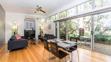 Retreat, 2 Bedrooms | Living area