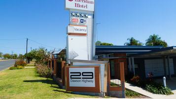 Welcome to Moura Meridian Motel, offering Wi-Fi and parking, situated at the corner of Dawson Highway.