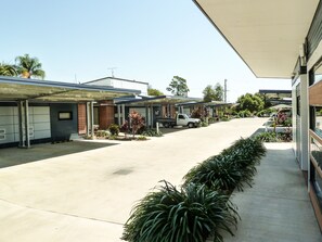 المنطقة المحيطة بالمنشأة