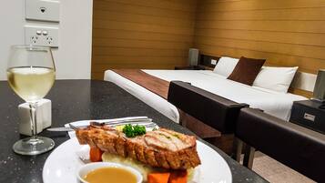 Chambre Deluxe, non-fumeur, coin cuisine | Restauration dans la chambre