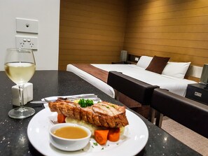 Deluxe-huone, tupakointi kielletty, keittotila | Ruokailu omassa huoneessa