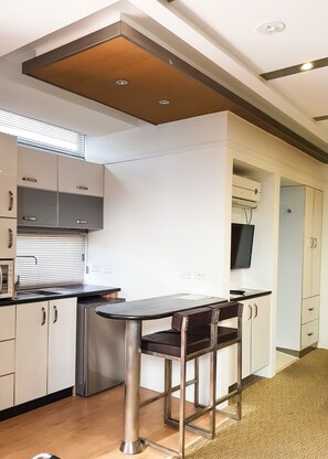 ثلاجة، ميكروويف، ماكينة لصنع القهوة/الشاي، غلّاية كهربائية