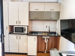 Kahden hengen deluxe-huone (kaksi sänkyä), tupakointi kielletty, keittotila | Yksityinen keittonurkkaus | Jääkaappi, mikroaaltouuni, kahvin-/teenkeitin, vedenkeitin