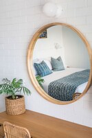 高级开间, 无烟房, 简易厨房 (King Studio Room) | 起居区 | 42-英寸智能电视 （配备有线频道）、电视