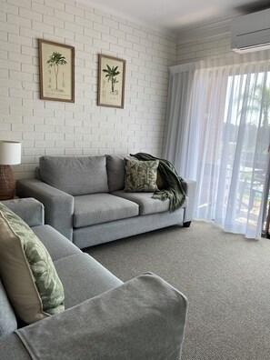 En 42-tommers smart-TV med kabel-kanaler samt TV