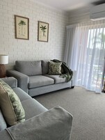 42-英寸智能电视 （配备有线频道）、电视