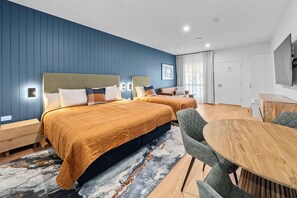 Room, Non Smoking (King and Single) | Peralatan tempat tidur hipoalergenik, bar mini, meja