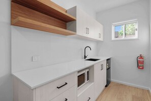 Peralatan tempat tidur hipoalergenik, bar mini, meja