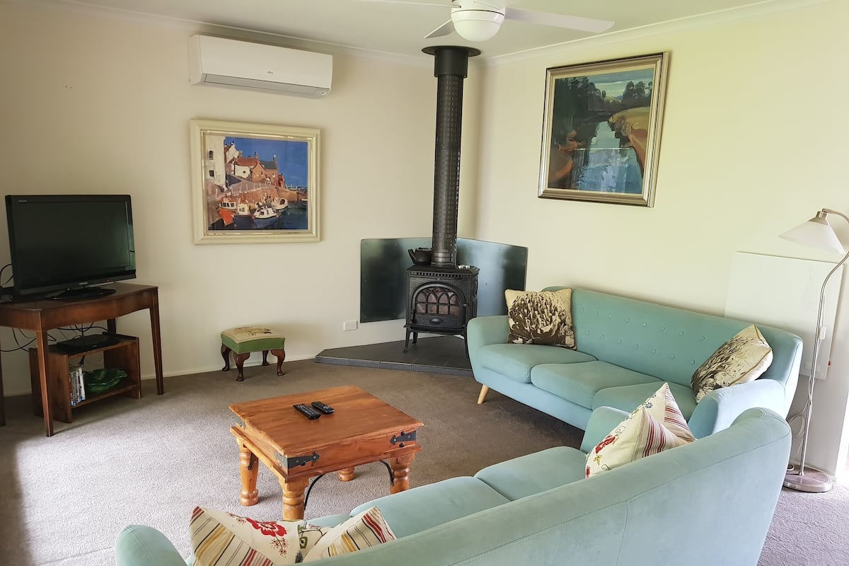 Casa familiar, 3 habitaciones | Área de sala de estar | Chimenea y Netflix