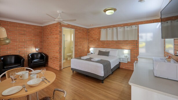 Desk, blackout curtains, soundproofing, iron/ironing board - Gunsynd Motor Inn (Goondiwindi)