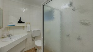 Desk, blackout curtains, soundproofing, iron/ironing board - Gunsynd Motor Inn (Goondiwindi)