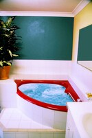 Deluxe Double Room, 1 King Bed, Jetted Tub | Jetted bathtub