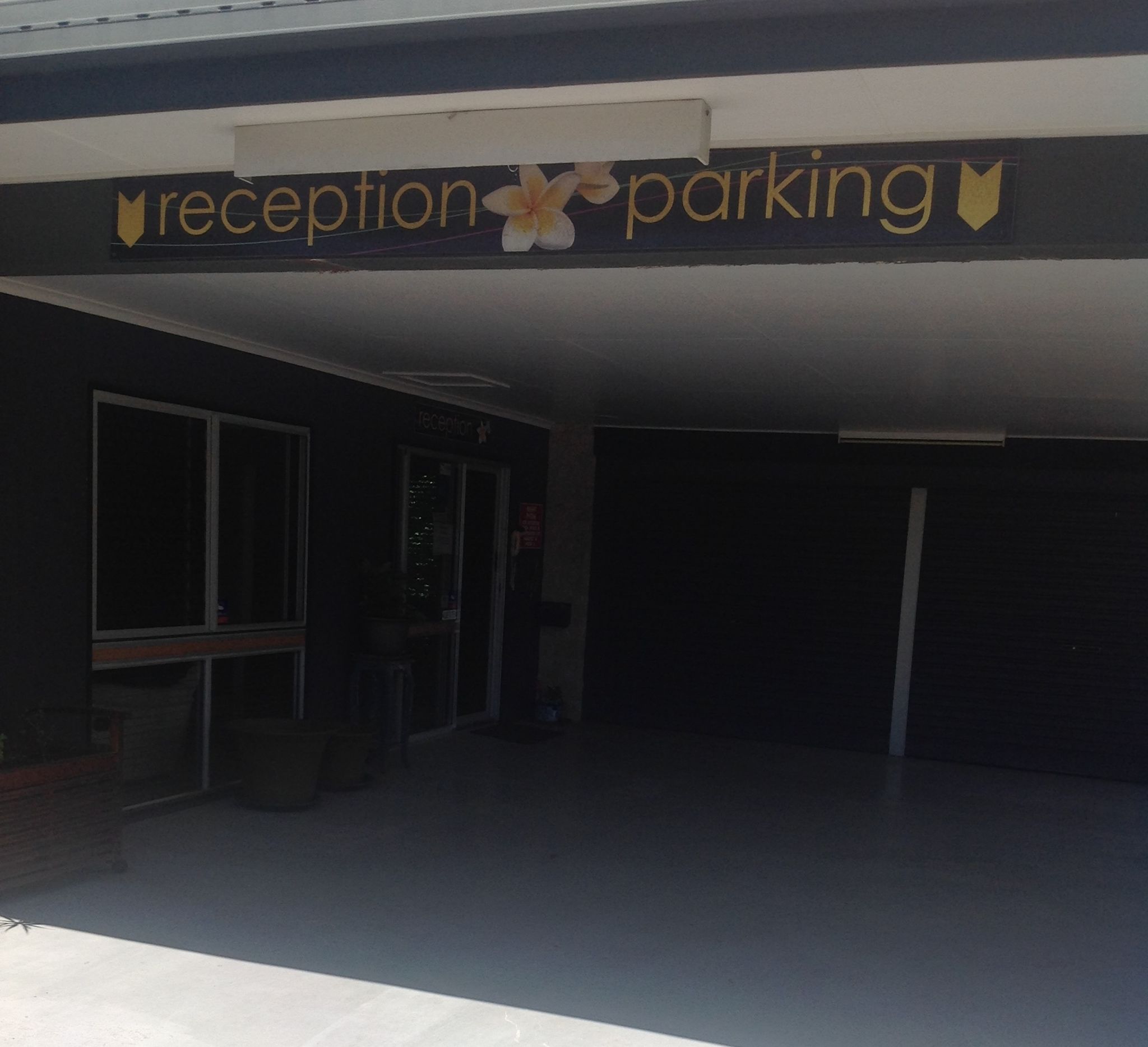 Zona d'arribada i registre amb un cartell que diu "reception parking".