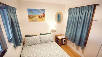 Double Room with Shared Bathroom | Bed sheets