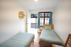 Chambre avec lits jumeaux, salle de bains commune (with) | Literie fournie