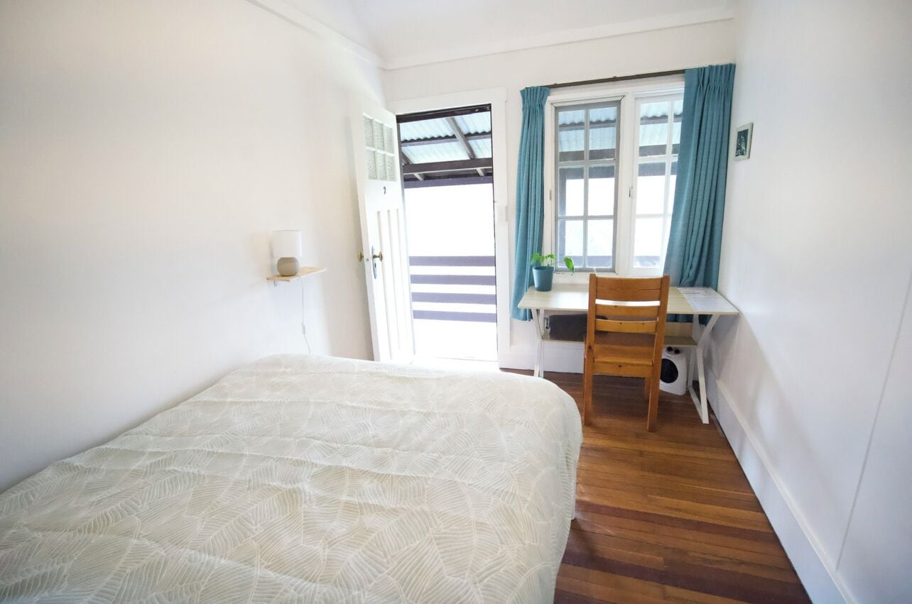 Kamar Double Standar, kamar mandi umum (with) | Seprai linen