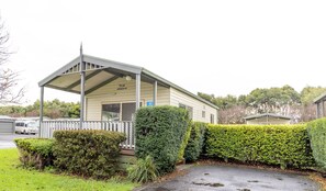 Family Cabin | Terrace/patio - NRMA Warrnambool Riverside Holiday Park (Allansford)