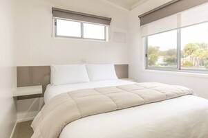 Villa, 3 habitaciones, vistas al río | Tabla de planchar con plancha y ropa de cama